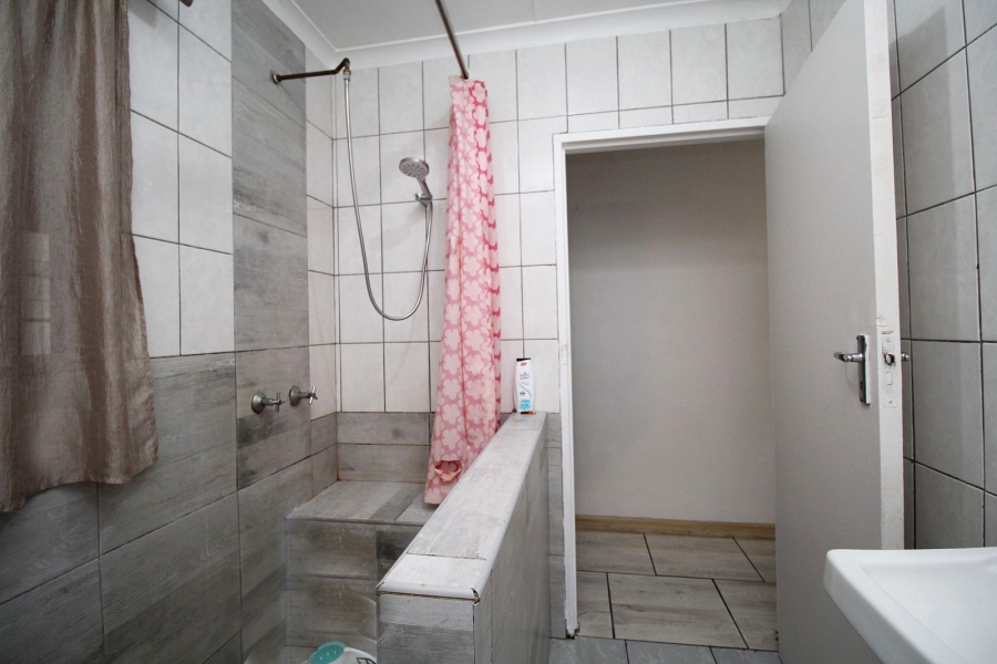 2 Bedroom Property for Sale in Middedorp Western Cape